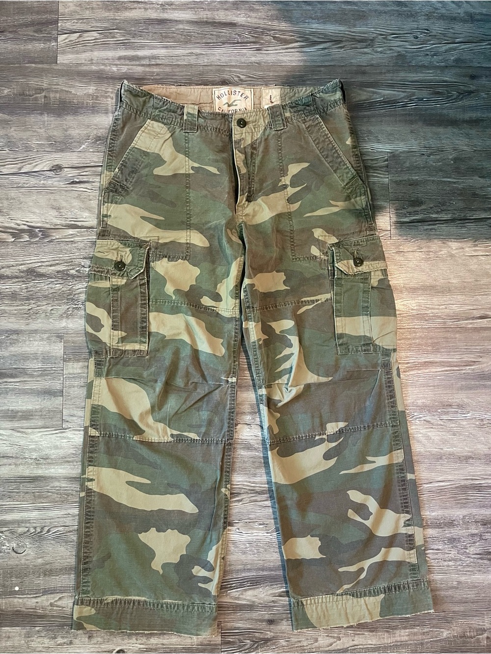 Hollister: Camo Cargo Pants!!